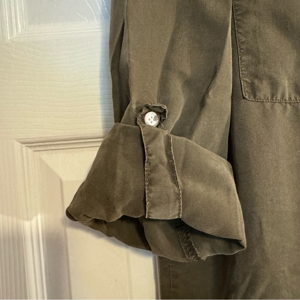 Green button down - Picture 3 of 7
